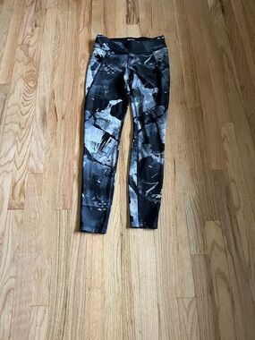 Reebok Women's Black & Gray Abstract Print Leggings